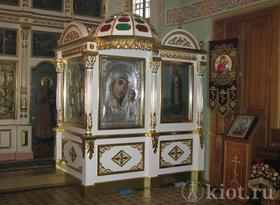 Киот напольный резной на три иконы, покрытый сусальным золотом, в Преображенской церкви с. Старый Спас Киот напольный резной на три иконы, покрытый сусальным золотом, в Преображенской церкви с. Старый Спас