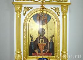 Киот настенный резной на одну икону, покрашенный под золото в Феодоровском храме с. Ворсино Киот настенный резной на одну икону, покрашенный под золото в Феодоровском храме с. Ворсино