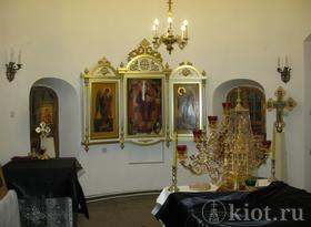 Киот настенный с позолотой на три иконы Киот настенный с позолотой на три иконы